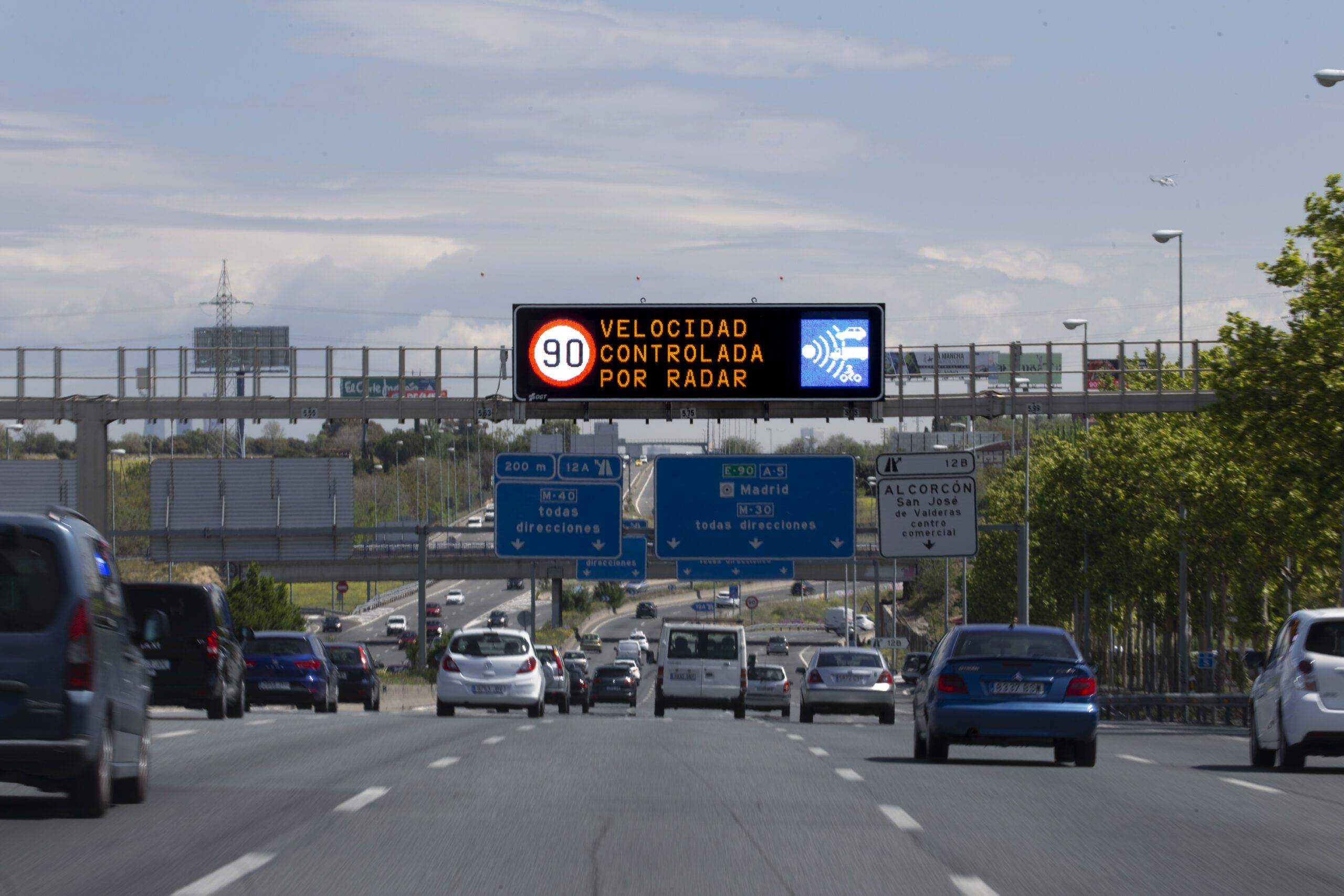 Panel de mensajería variable sobre autopista
