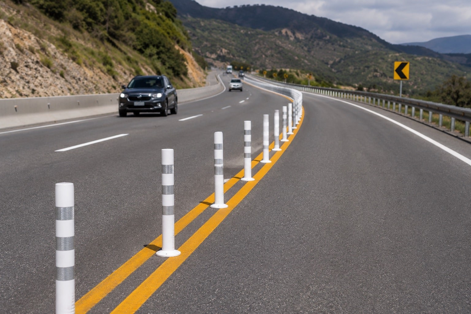 Carretera con elementos de segregación y seguridad vial