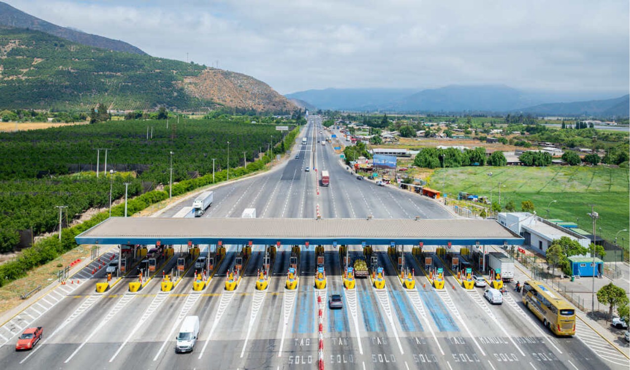 Plaza de peaje con infraestructura ITS y múltiples pistas de operación